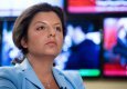 Пропагандистка Путіна ходить парком з охороною і лякається дитячого м'ячика