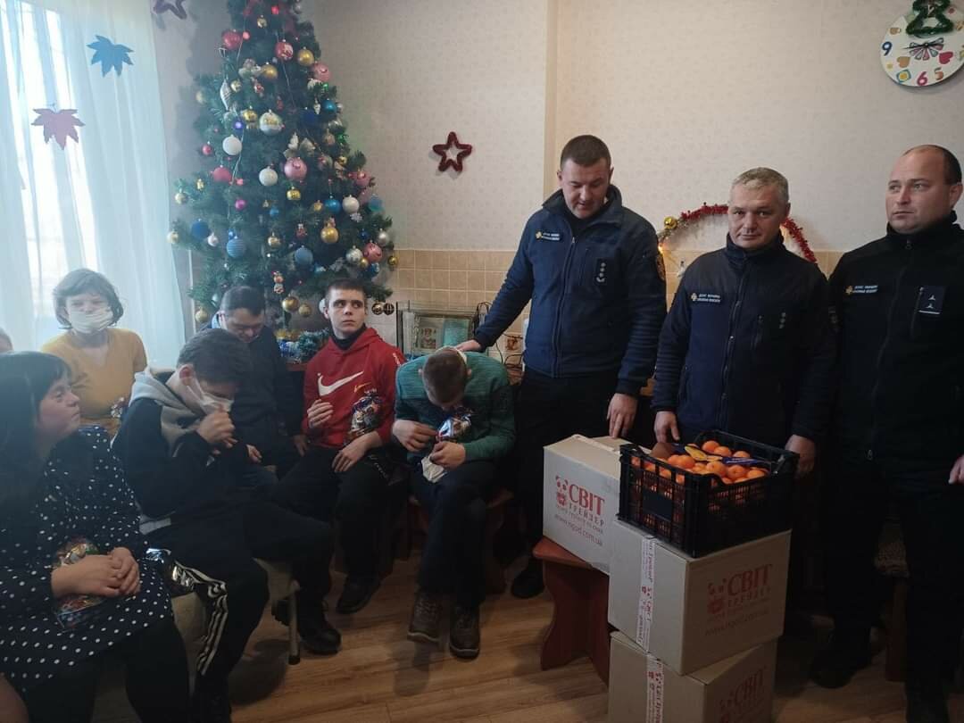 Коломийські рятувальники завітали до вихованців центру реабілітації