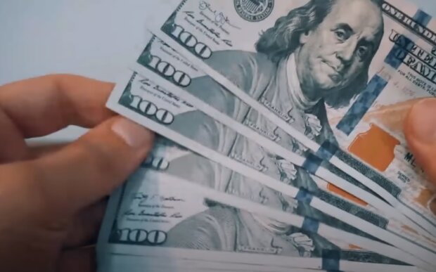 Не поспішайте купувати: астролог розповів коли краще вкластись у покупку доларів