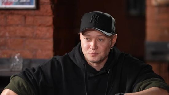 Андрій Хливнюк на фото 20-річної давнини показав себе у молодості з густою кучерявою шевелюрою