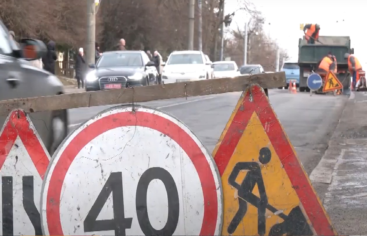 Обмеження руху транспорту у Львівській області: стало відомо, де перекриють дорогу до кінця року