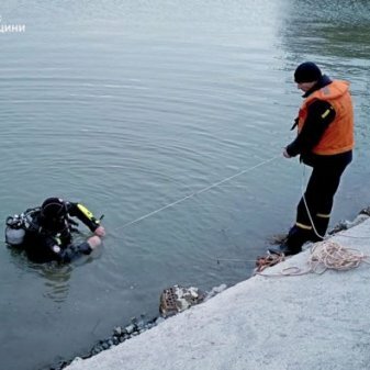 На Одещині рятувальники витягли з річки автівку із загиблим водієм